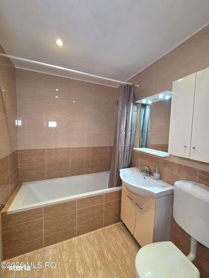 Apartament cu 3 camere semidecomandat, mobilat în Tomis II