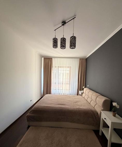 Apartament cu 3 camere semidecomandat în Berceni
