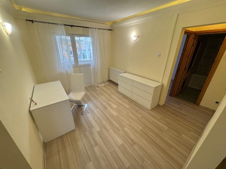 Apartament cu 4 camere decomandat, mobilat în Casa de Cultură