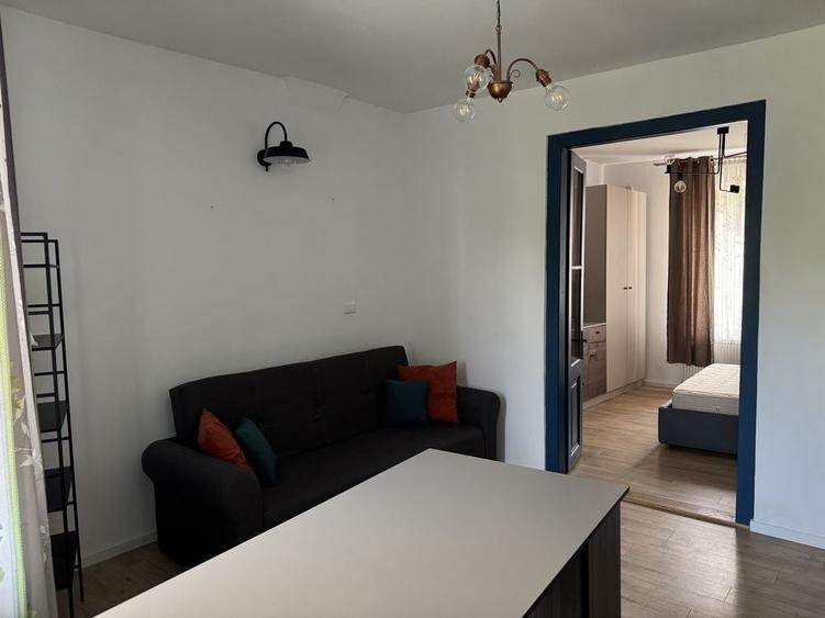 Inchiriez apartamet la casa cu curte comuna - 3