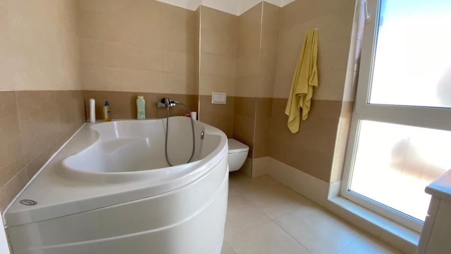 Casă individuală cu 5 camere cu Canalizare în Bartolomeu