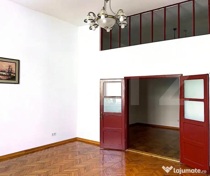 Apartament cu 4 camere decomandat în Central
