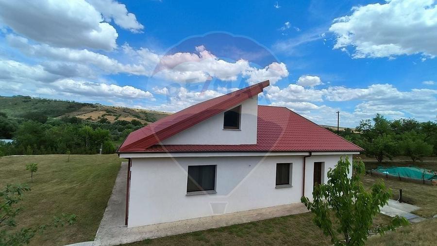 Casă individuală cu 4 camere cu Teren 4151 Mp în Sud