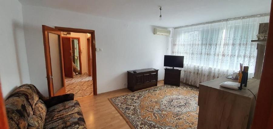Apartament cu 3 camere semidecomandat în Titan