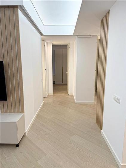 Apartament cu 3 camere semidecomandat, mobilat în Pipera