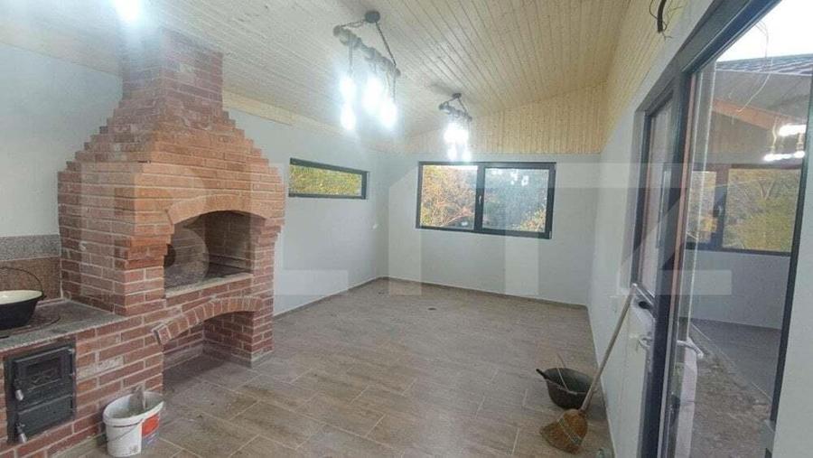 Casă cu 10 camere cu Teren 400 Mp în Bucium