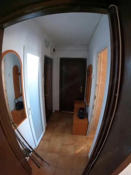 Apartament cu 3 camere semidecomandat, mobilat în Central