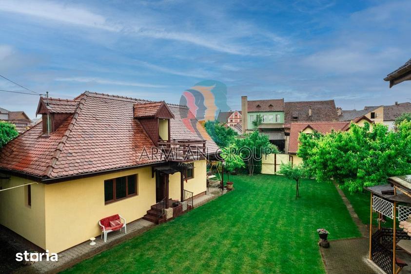 Casă cu 8 camere decomandat cu Teren 660 Mp în Central