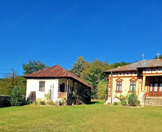 Casă cu 4 camere cu Teren 10000 Mp în Izvoarele