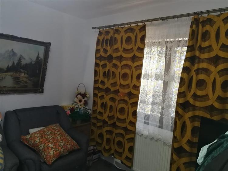 Casă individuală cu 4 camere cu Garaj în Uricani