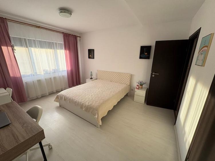 Apartament cu 3 camere decomandat, mobilat în Central
