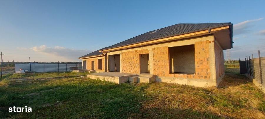 Casă cu 4 camere cu Teren 450 Mp în Periș