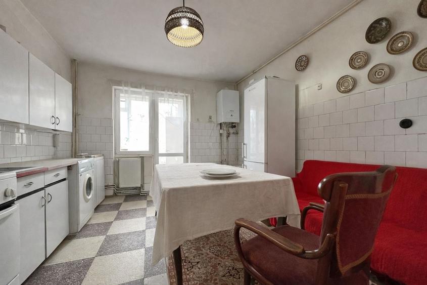 Apartament cu 3 camere semidecomandat în Dealul Cetății