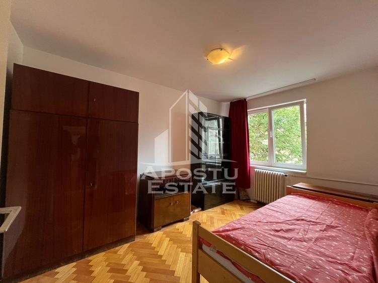 Apartament cu 3 camere semidecomandat, mobilat în Central