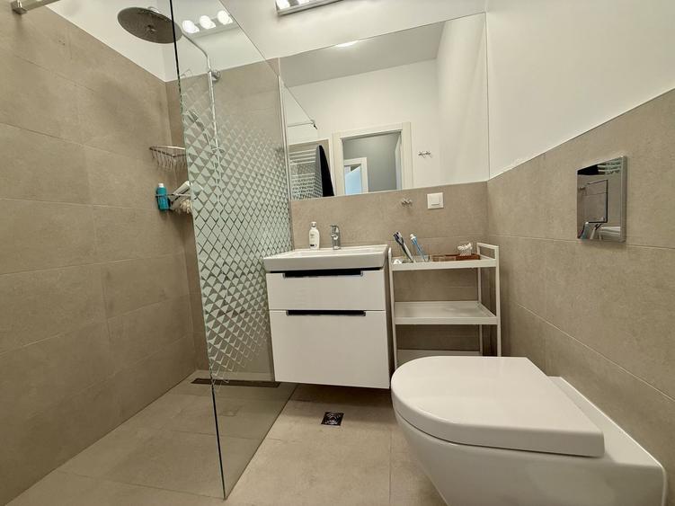 Apartament cu 3 camere decomandat, mobilat în Băneasa