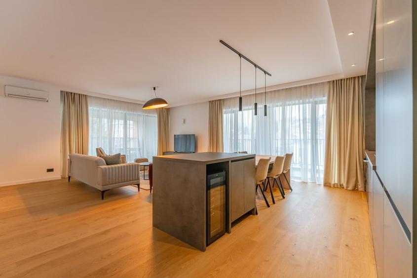Apartament cu 4 camere decomandat, mobilat în Central