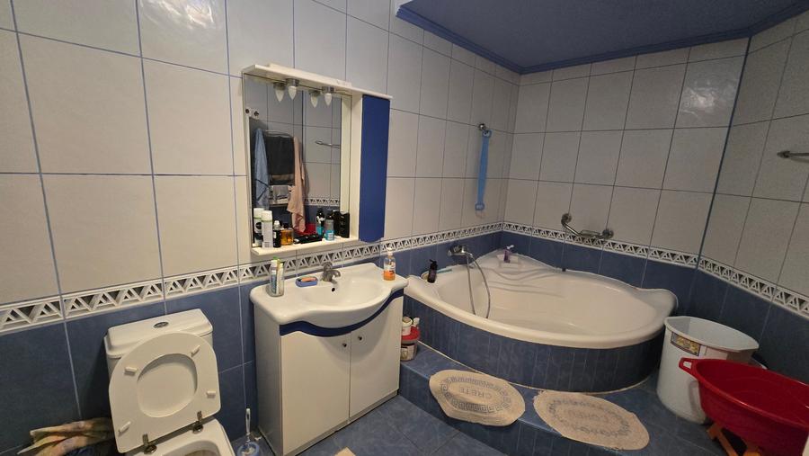 Casă individuală cu 5 camere cu Garaj în Petrești