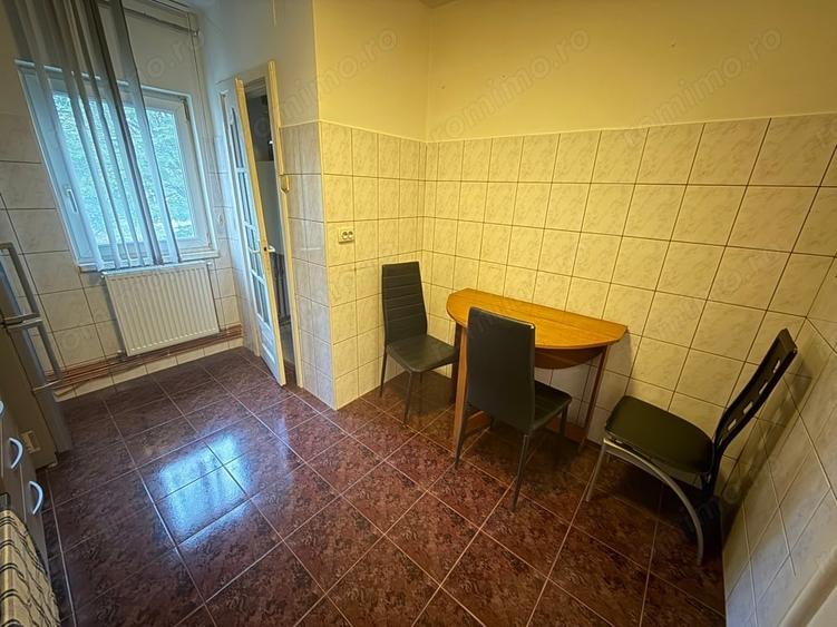 Apartament cu 3 camere decomandat în Girocului