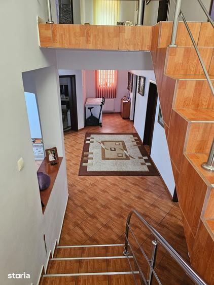 Casă cu 6 camere cu Teren 800 Mp în Calea București