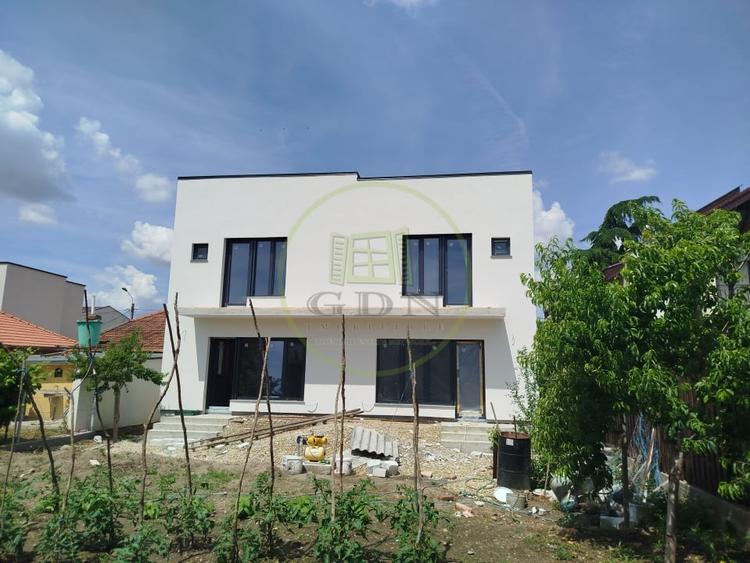 Duplex cu 10 camere cu Canalizare în Cantemir