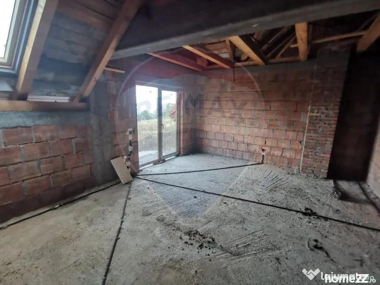 Casă cu 5 camere cu Teren 6400 Mp în Copalnic