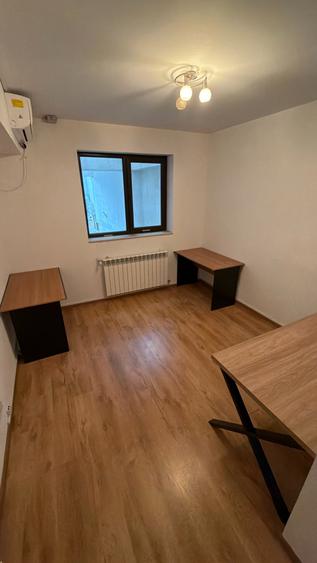 Apartament cu 3 camere semidecomandat în Banu Manta