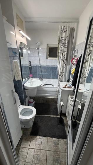 Apartament cu 3 camere semidecomandat în Craiovița Nouă