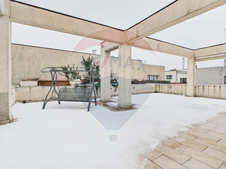 Apartament cu 5 camere decomandat în Ștefan cel Mare