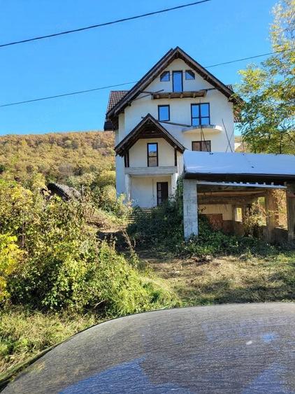 Casă cu Teren 2290 Mp în Gârleni