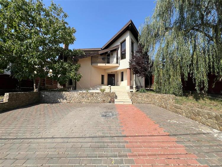 Casă cu 7 camere cu Teren 750 Mp în Vișan