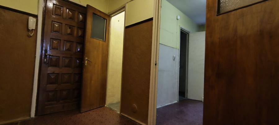 Apartament cu 3 camere semidecomandat în Berceni