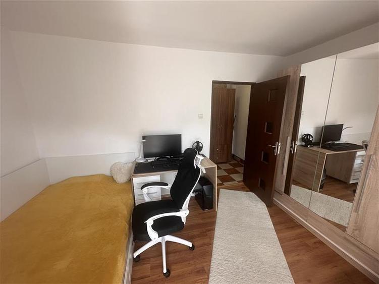 Apartament cu 3 camere decomandat, mobilat în Dâmbovița