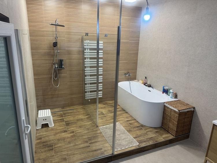 Casă cu 4 camere în Central