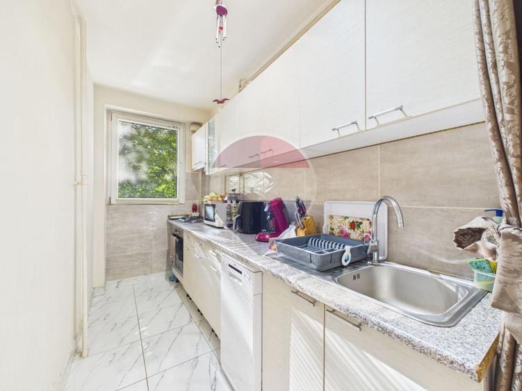 Apartament cu 3 camere semidecomandat în Rahova