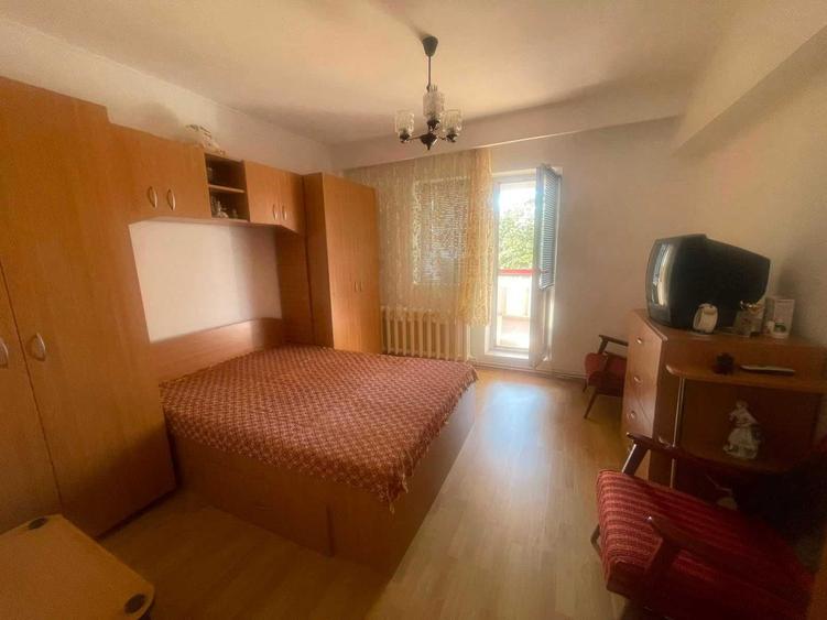Apartament cu 3 camere decomandat în Sub Arini