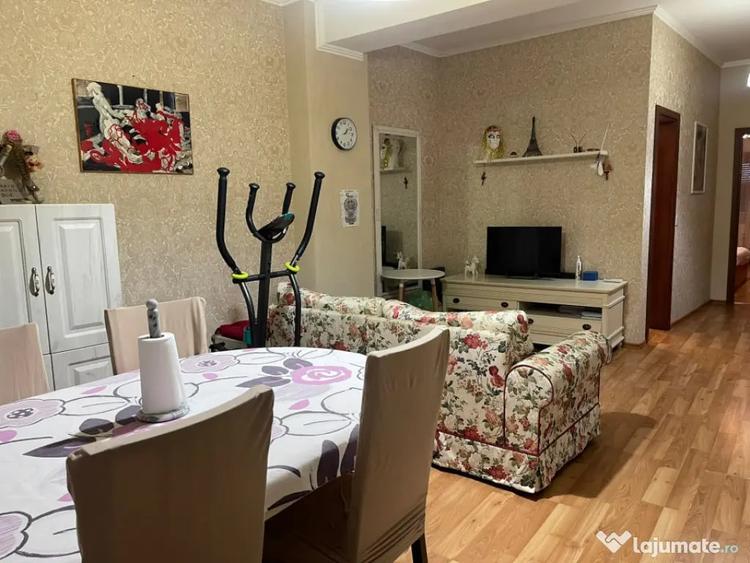 Apartament cu 3 camere semidecomandat în Central
