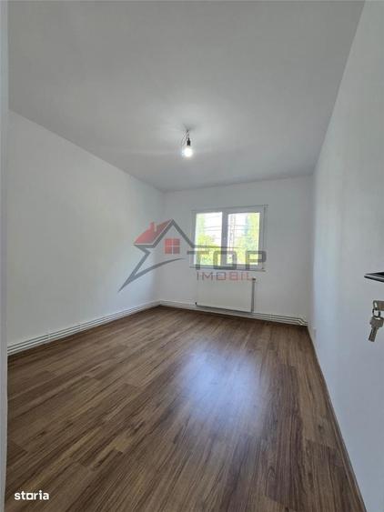 Apartament cu 4 camere decomandat în Dacia