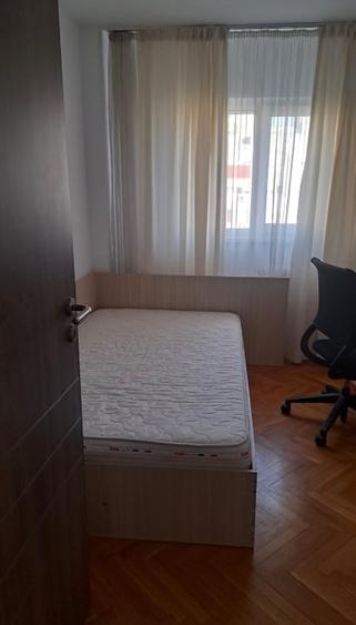 Apartament cu 3 camere semidecomandat în 1 Mai