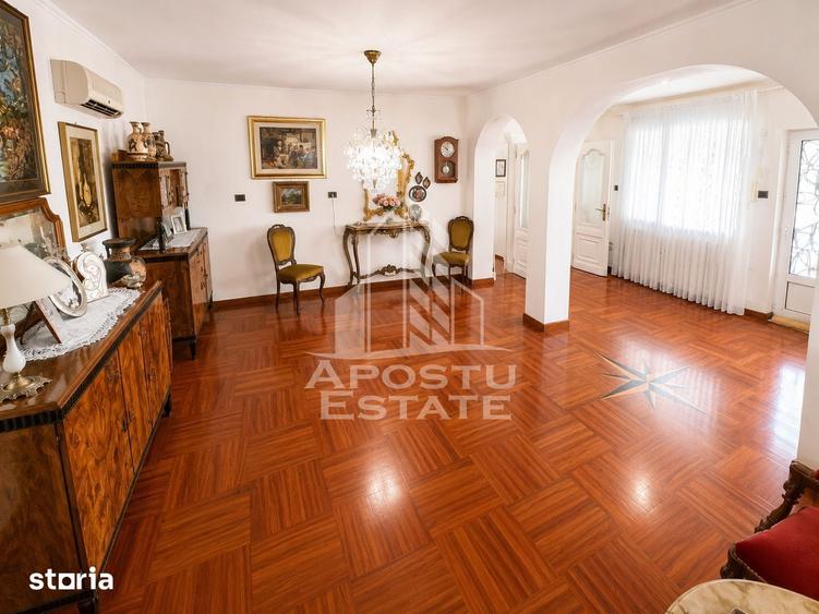 Casă cu 7 camere cu Teren 1000 Mp în Ghiroda
