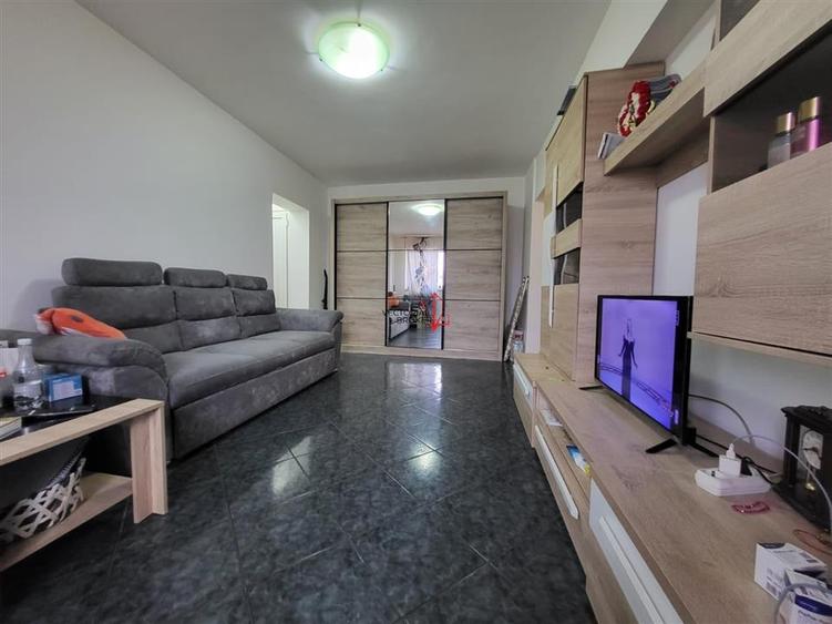 Apartament cu 3 camere semidecomandat în Titan