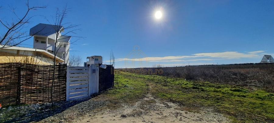 Teren agricol intravilan de 7495 mp, în Est
