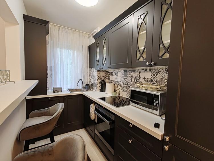 Apartament cu 3 camere semidecomandat, mobilat în Centrul Civic