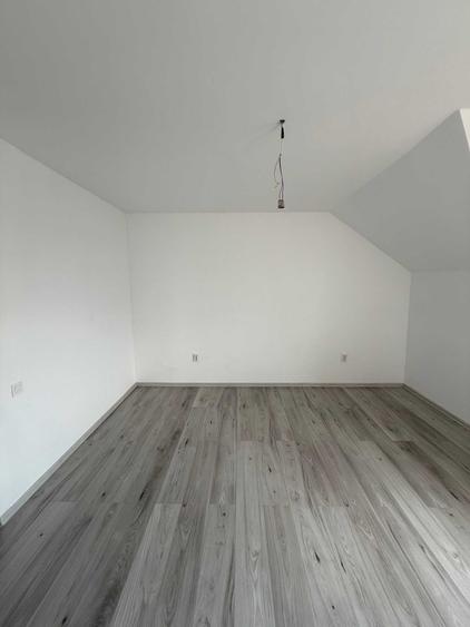 Casă cu 4 camere cu Teren 137 Mp în Sânpetru