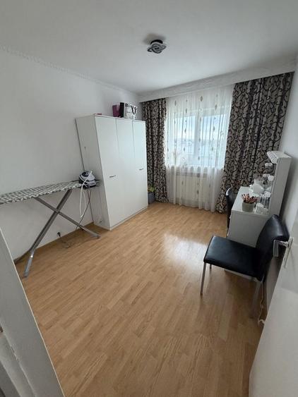 Apartament cu 3 camere semidecomandat în C5