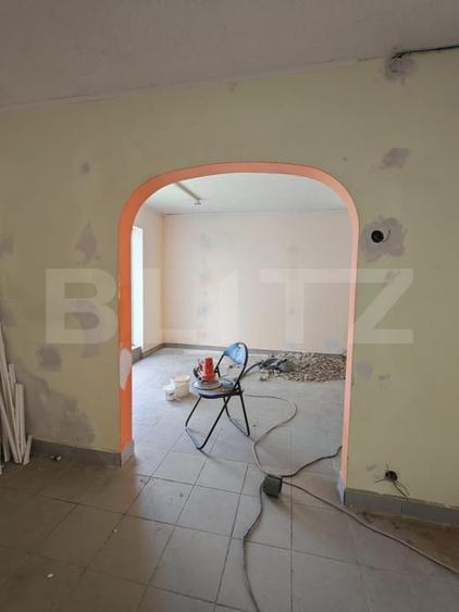 Birou, de 49.860000610352 mp, în Sud-Est