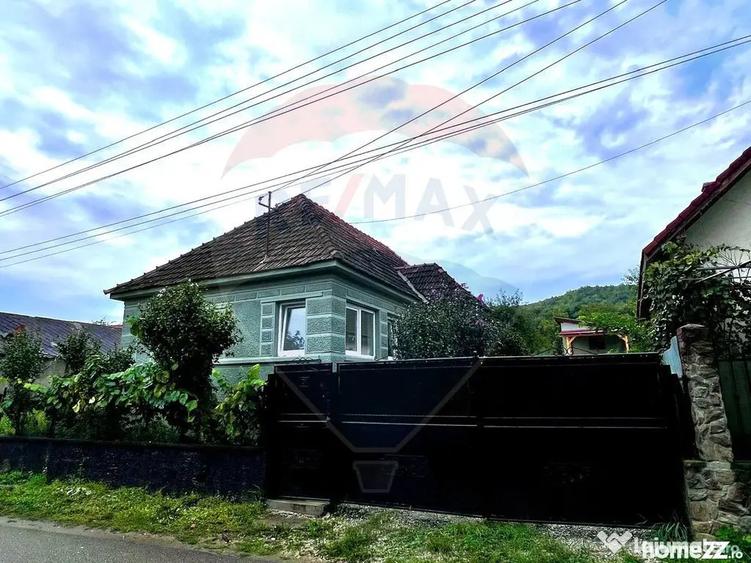 Casă cu 5 camere cu Teren 2000 Mp în Peștiș