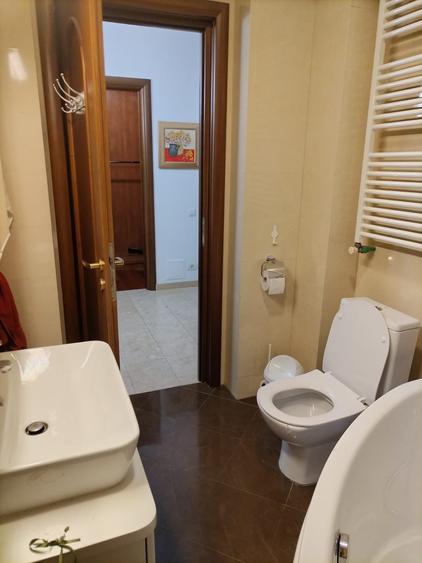 Apartament cu 3 camere semidecomandat în Bucureștii Noi