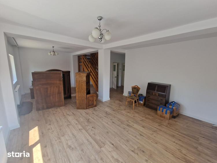 Casă cu 5 camere cu Teren 700 Mp în Ghioșești