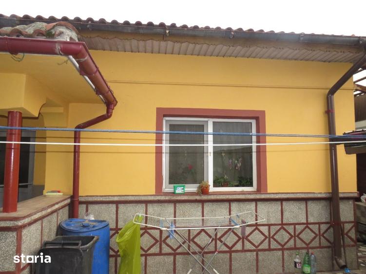Casă cu 4 camere decomandat cu Canalizare în Central