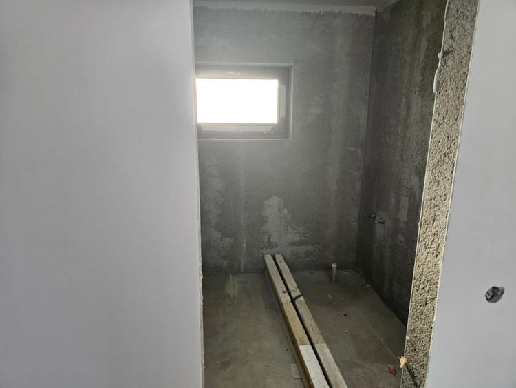 Casă individuală cu 4 camere cu Canalizare în Exterior Est